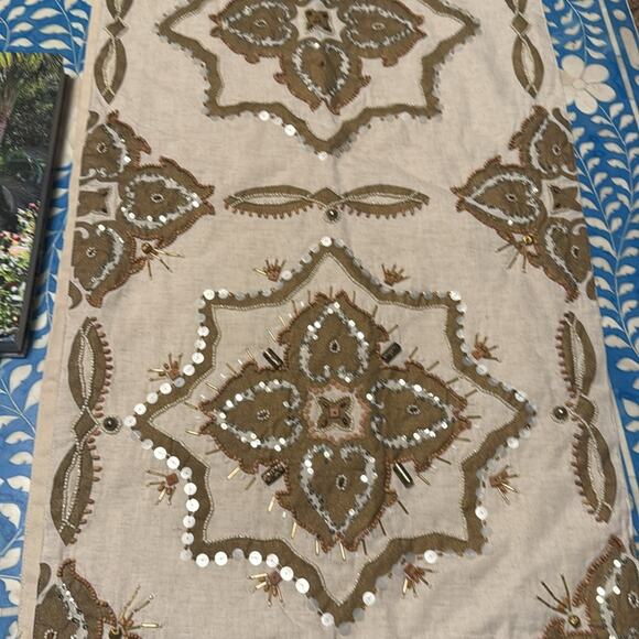 Kim Seybert embellished table runner! New - Picture 4 of 5